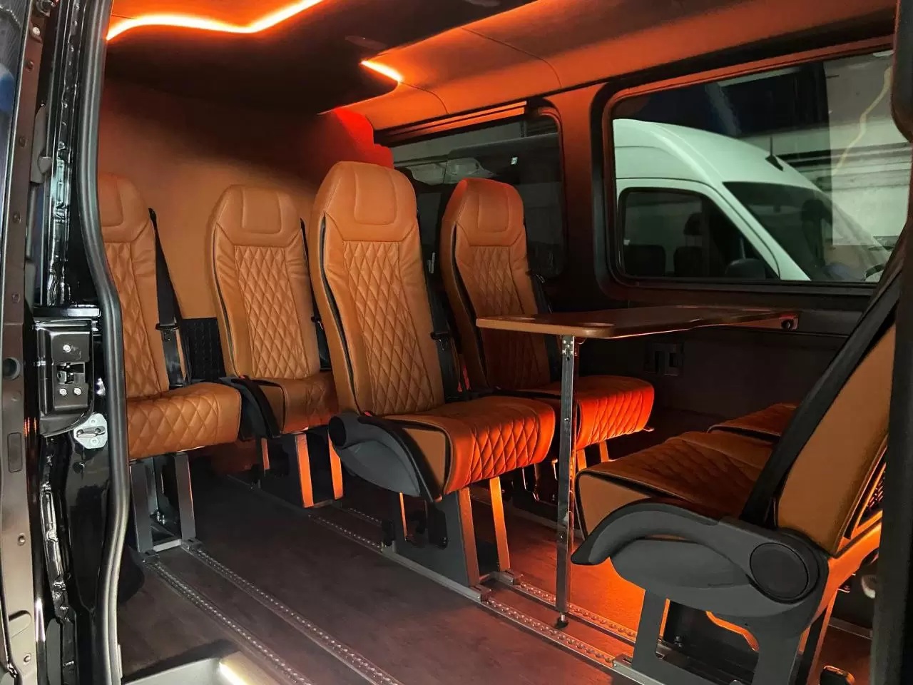 Milan private transfer taxi mercedes sprinter Milan private transfer taxi mercedes sprinter